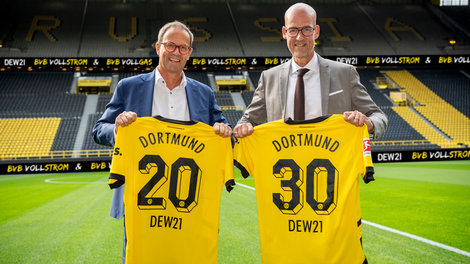 Geschäftsführer bvb und dew21 mit trikot in der hand