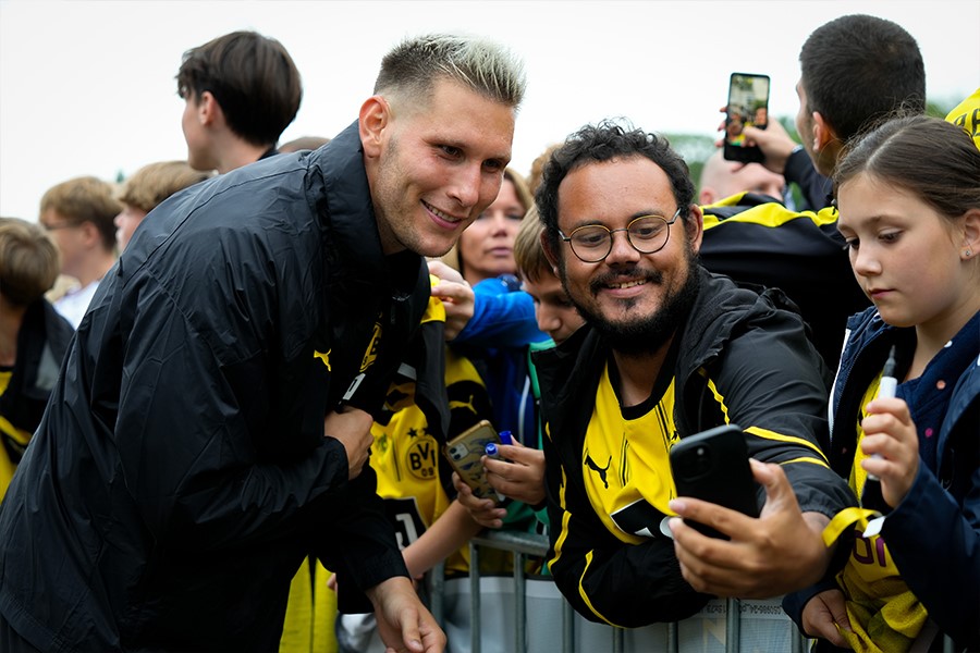 Suehle bvb Spieler macht Fotos mit Fans