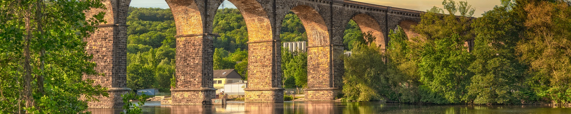 Brücke über einen See in Herdecke