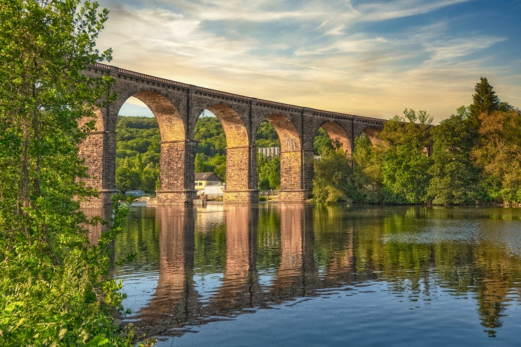 Brücke über einen See in Herdecke