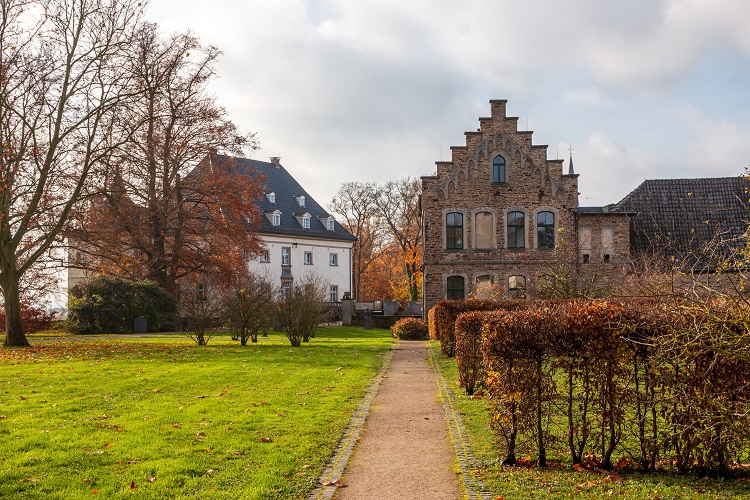 Haus Opherdicke bei Holzwickede mit Kunstsammlung im Park