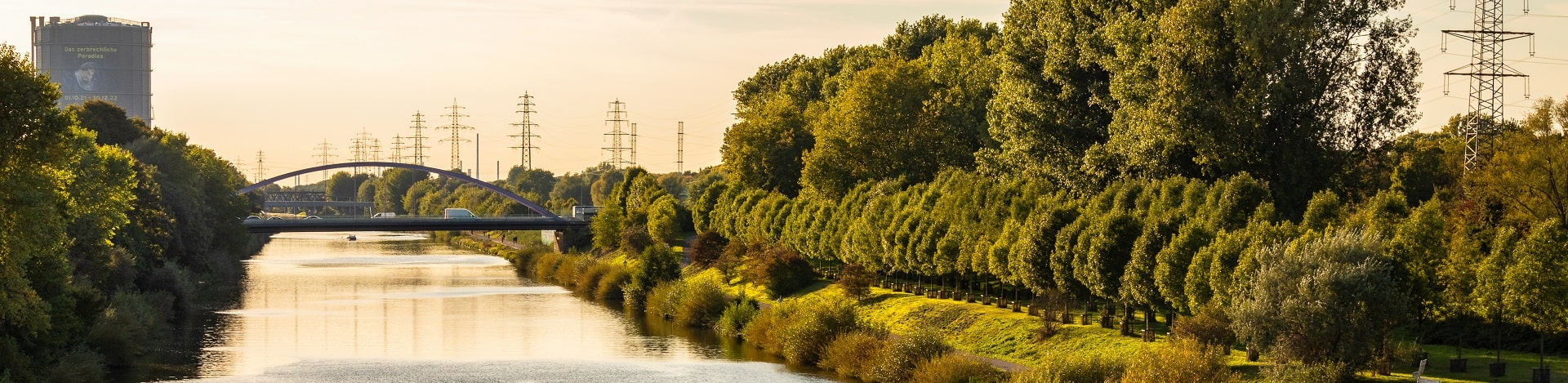 Der Rhein mit einem Blick auf Oberhausen.