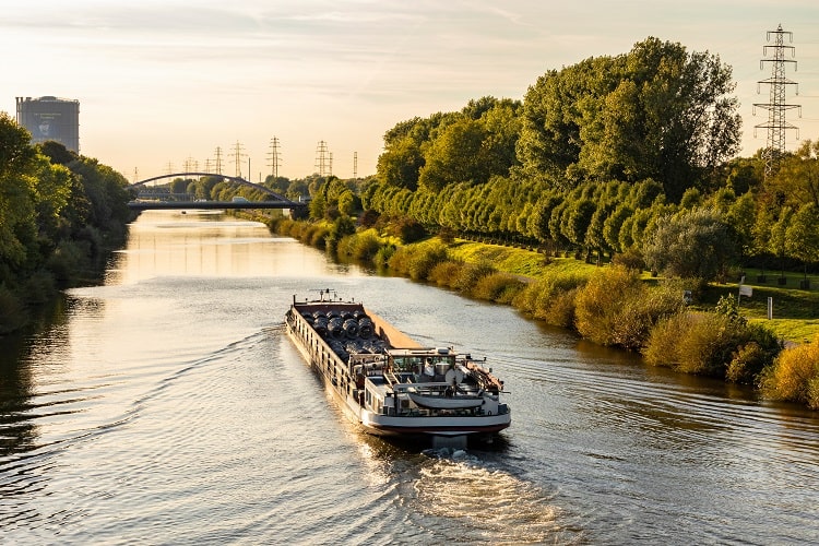 Der Rhein mit einem Blick auf Oberhausen.