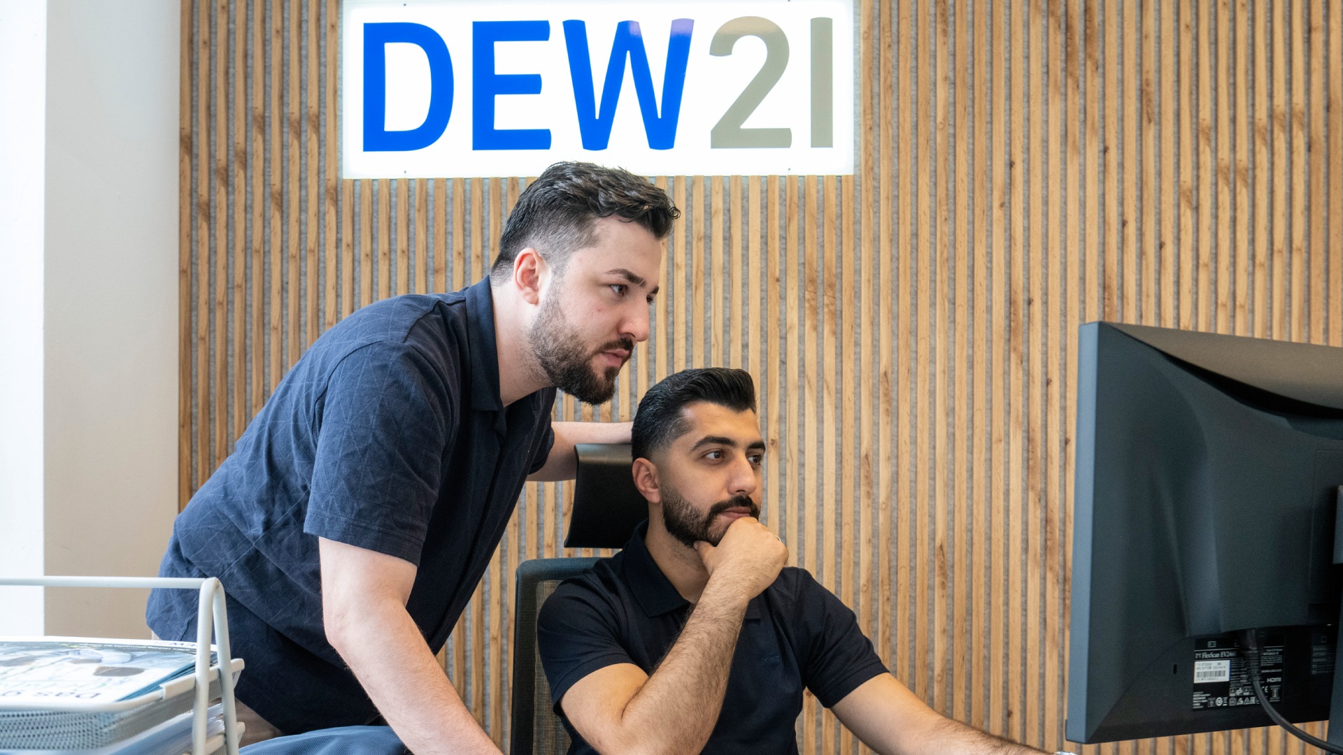 Expresscenter Borsigplatz zwei Menschen im Expresscenter am Borsigplatz vor dem Computer