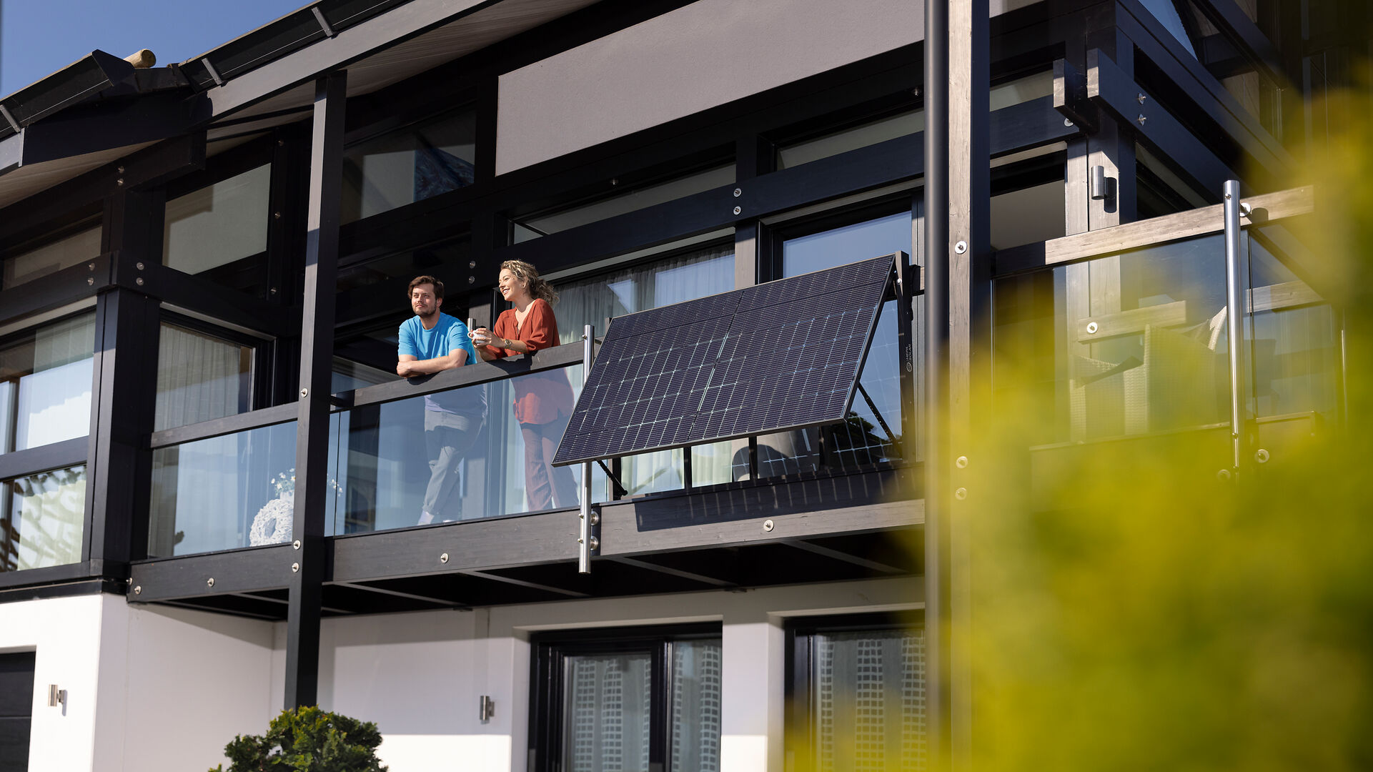 DEW21_shooting_Wipperfuerth0127-1 Ein PV-Balkonkraftwerk, welches am Balkon angeschlossen ist.