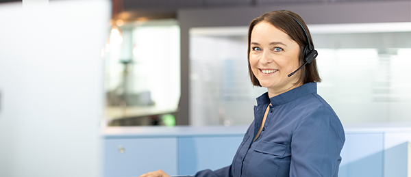 Frau mit Headset