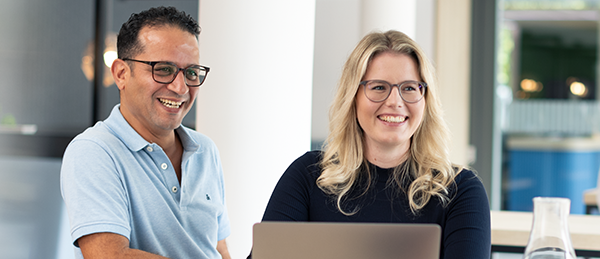 Mann und Frau vor laptop