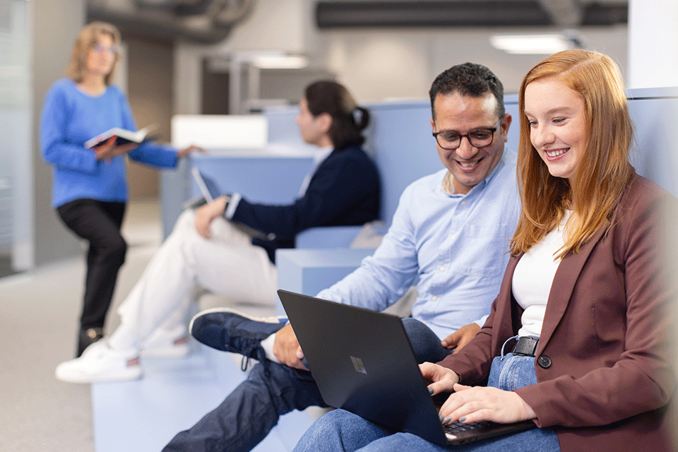 mann und frau mit laptop in sitzecke