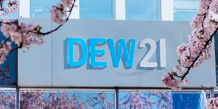 dew21 servicecenter mit kirschblueten