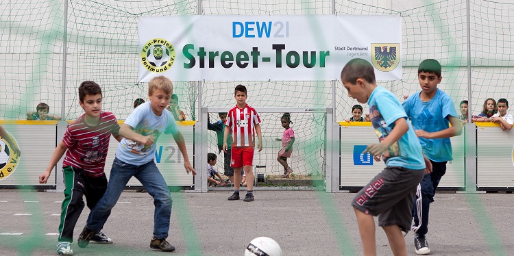 Kinder spielen Fußball beim fanprojekt dortmund