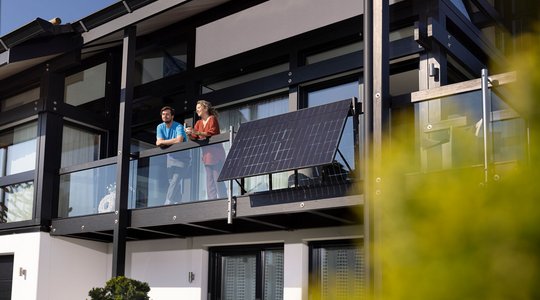 DEW21_shooting_Wipperfuerth0127-1 Ein PV-Balkonkraftwerk, welches am Balkon angeschlossen ist.