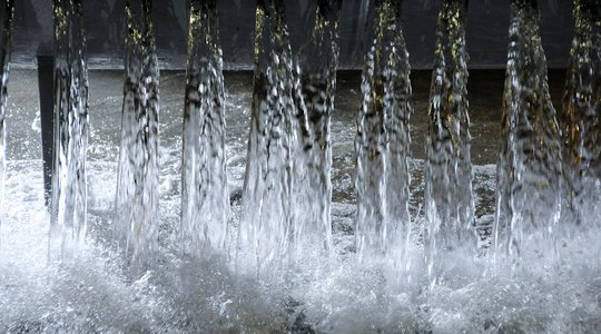 Herabströmendes Wasser im Rohr laufender Wasserhahn