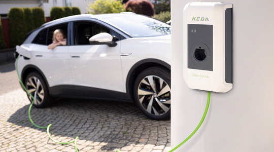 Auto mit Solarstrom E-Auto wird über Wallbox aufgeladen