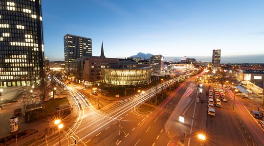 Dortmund bei Nacht Nächtliche Stadtansicht von Dortmund mit Lichtspuren von Autos und beleuchteten modernen Gebäuden