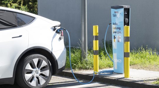 Elektroauto-Ladestation im Grünen Elektroauto an einer DEW21 Ladesäule