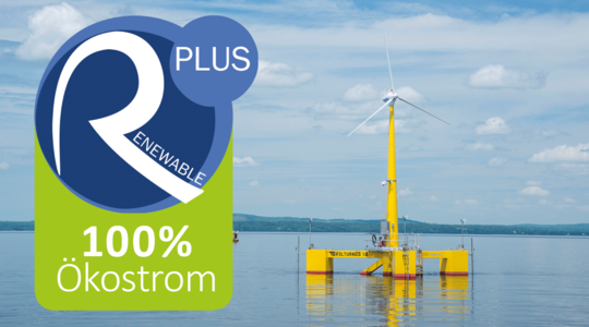 RenewablePLUS Label Schwimmende Windturbine "VOLTURUS 1:8" auf Wasser, klarer Himmel im Hintergrund.