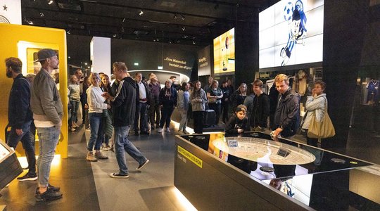 Fußballmuseum Dortmund Besucher betrachten ein Stadionmodell und Exponate im Fußballmuseum Dortmund