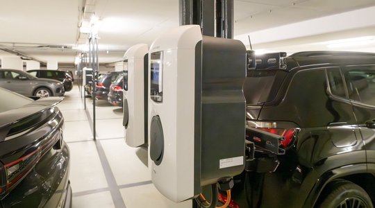 Wallbox Zwei E-Ladestationen an einer Säule in Tiefgarage mit mehreren geparkten Autos
