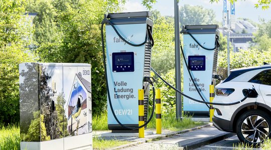 Elektroauto-Ladestation im Grünen