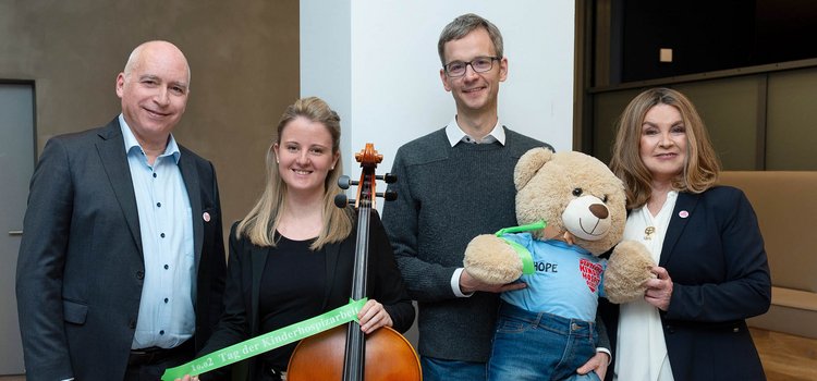  (v. l. n. r.) Thorsten Haase (Gründer u. Geschäftsführer der Deutschen Kinderhospiz Dienste e. V. in Dortmund), Janine Goth (DEW21), Steffen Püschel (DEW21), DKD-Bärenbotschafter Hope und Birgit Lindstedt (Projektleiterin für das bundesweite Botschafternetz der Deutschen Kinderhospiz Dienste)