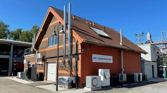 DEW21 Energieeffizienz-Haus mit moderner Gebäudetechnik Energieeffizienz-Haus DEW21 mit Technik und Klimageräten vor blauem Himmel